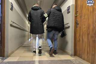 Stanął w obronie kobiety, więc skatowali go maczetami. Usłyszeli zarzuty usiłowania zabójstwa