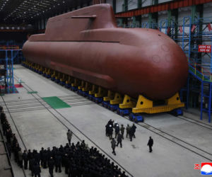 Kim Dzong Un grozi nagłym uderzeniem i unicestwieniem wrogów. Pokazał wyrzutnie rakietowe