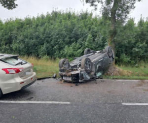 Groźny wypadek na DK74. Hyundai dachował, w szpitalu dwoje dzieci