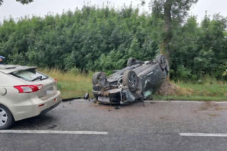 Groźny wypadek na DK74. Hyundai dachował, w szpitalu dwoje dzieci