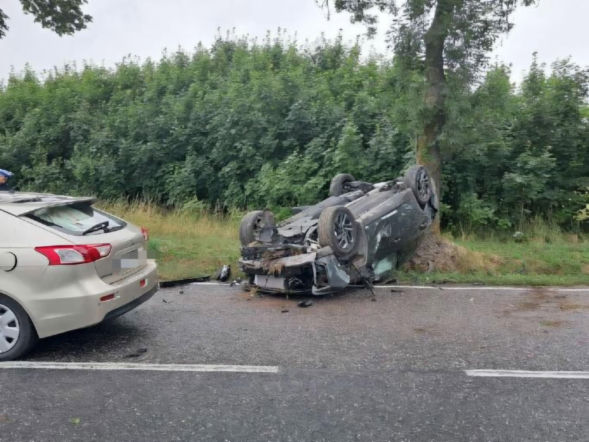 Groźny wypadek na DK74. Hyundai dachował, w szpitalu dwoje dzieci