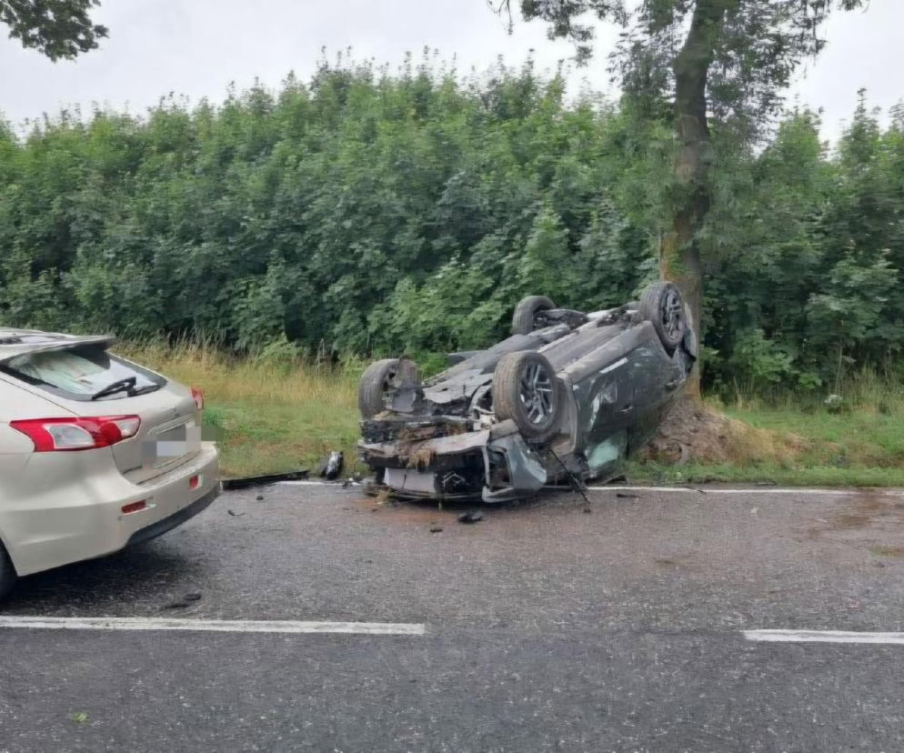 Poważne zderzenie trzech aut pod Kielcami. Hyundai dachował, dwoje dzieci trafiło do szpitala