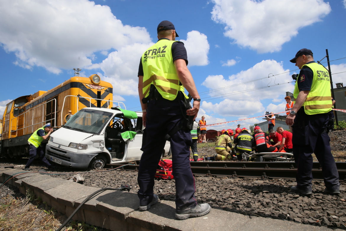 Pociąg masakruje osobowego busa na przejeździe kolejowym