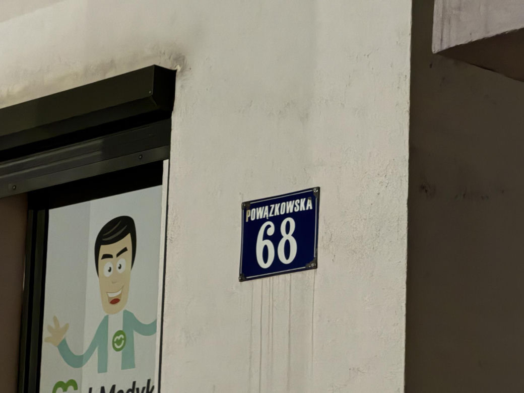 Szok na Żoliborzu! Mężczyzna runął z trzeciego piętra, w mieszkaniu drugie ciało