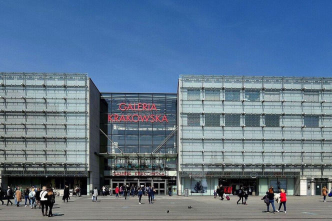 Budynek Galerii Krakowskiej z przechodniami. O awarii i zamknięciu centrum handlowego przeczytasz na Eska Kraków.