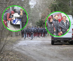 Spacer piłkarzy przed meczem z Albanią. Lewandowski w towarzystwie zamaskowanego napastnika