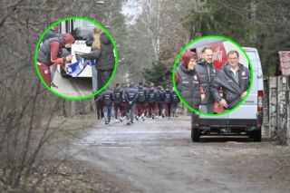 Piłkarze nagle wyszli z hotelu przed meczem Polska – Albania. Lewandowski w towarzystwie zakapturzonego napastnika, można go rozpoznać tylko po oczach