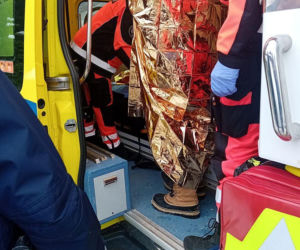 Policjantki nie wahały się ani chwili. Okryły mężczyznę kocem i umieściły w radiowozie, by mógł się ogrzać