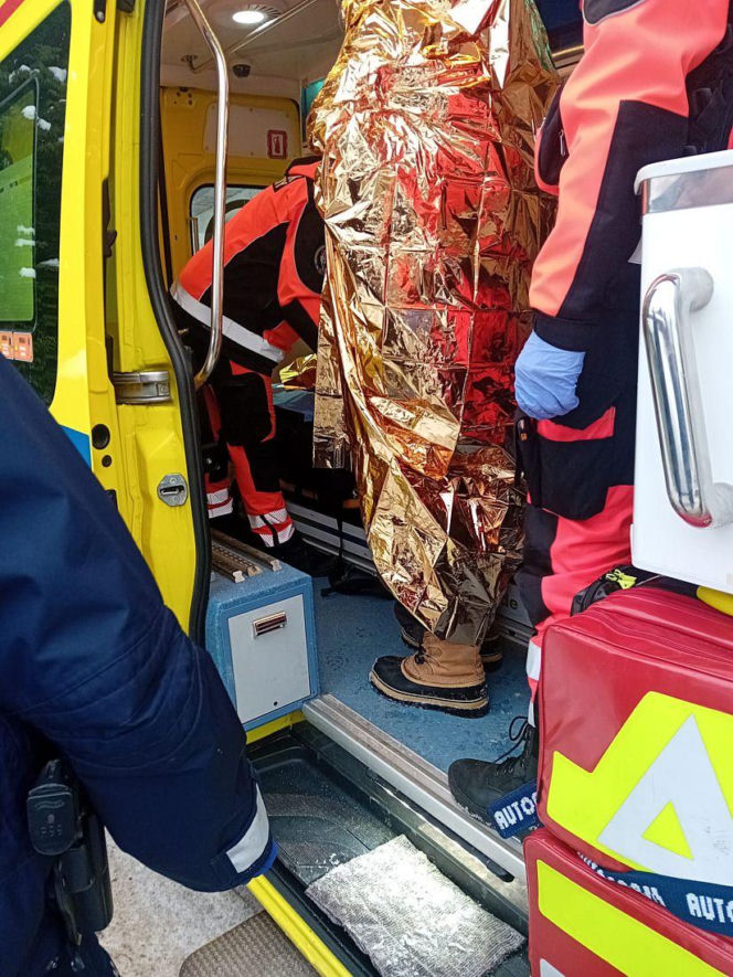Policjantki nie wahały się ani chwili. Okryły mężczyznę kocem i umieściły w radiowozie, by mógł się ogrzać