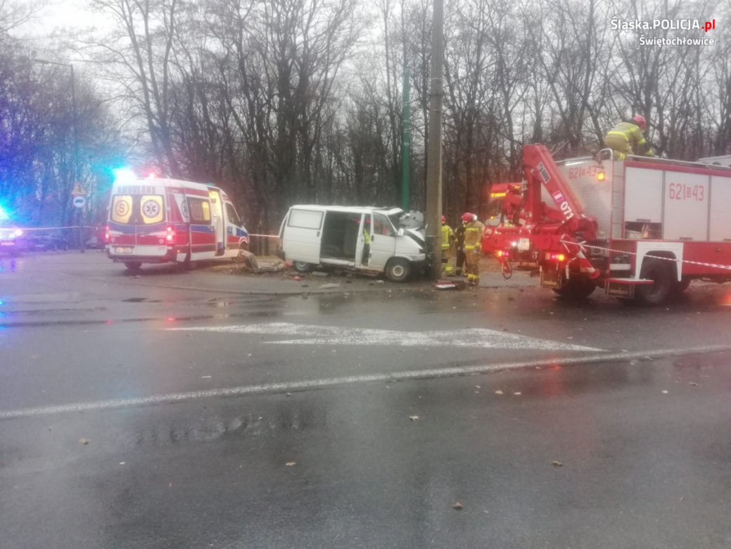 Bus nie miał szans z tramwajem. Zginął kierowca Volkswagena