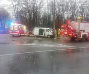 Bus nie miał szans z tramwajem. Zginął kierowca Volkswagena
