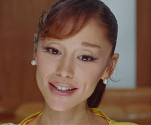 Ariana Grande w teledysku do petal