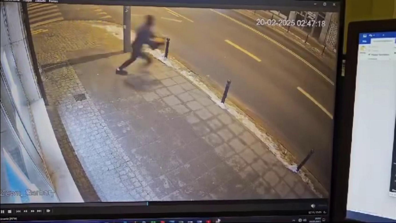 Wjechali autem do jubilera, a potem uciekli z łupem! Jest nagranie z napadu