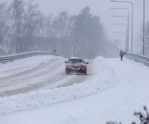 Ostróda w centrum śnieżycy. Burmistrz nocą ratował ludzi. Kierowcy nocowali w urzędzie