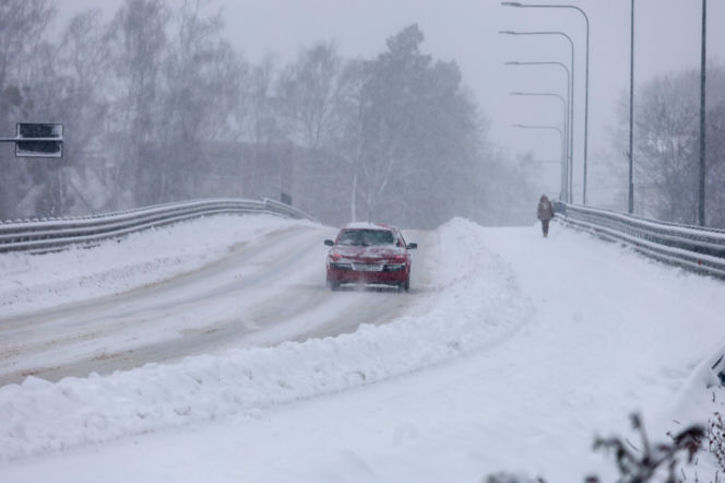 Ostróda w centrum śnieżycy. Burmistrz nocą ratował ludzi. Kierowcy nocowali w urzędzie