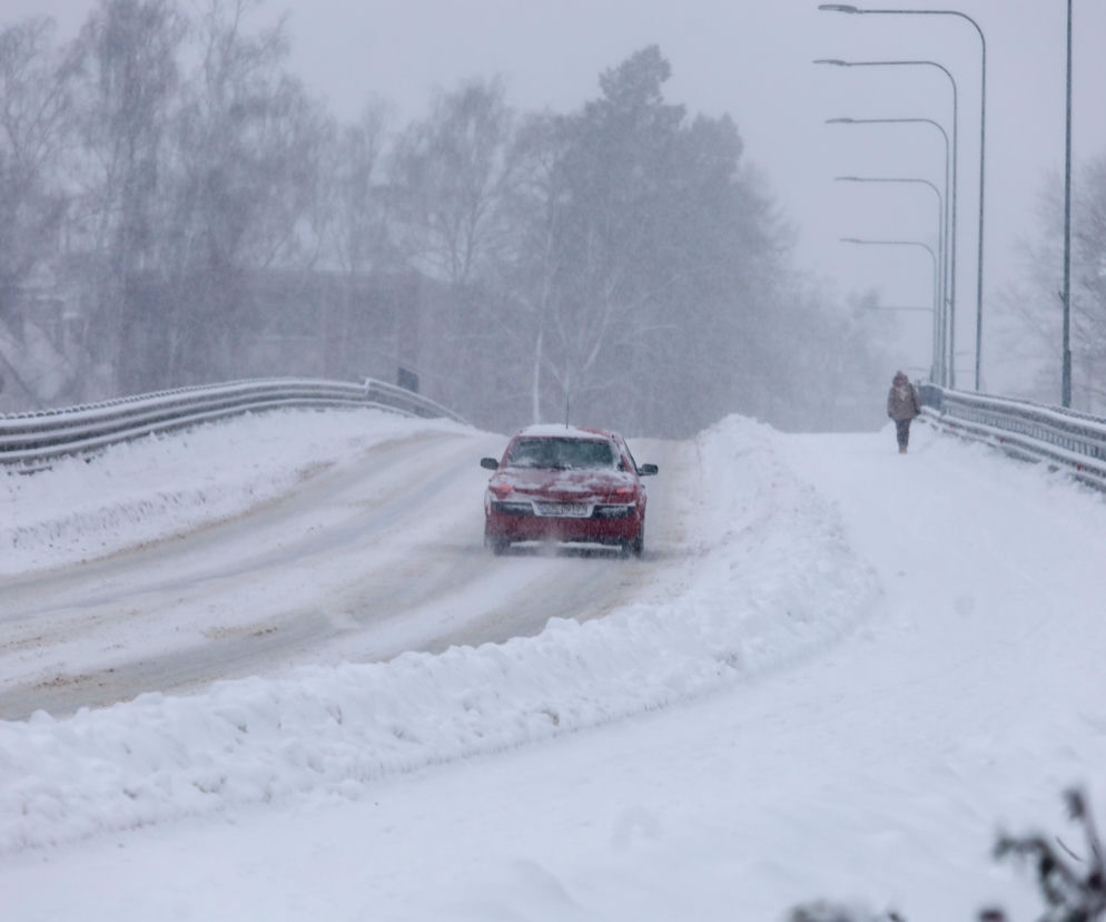 Ostróda w centrum śnieżycy. Burmistrz nocą ratował ludzi. Kierowcy nocowali w urzędzie