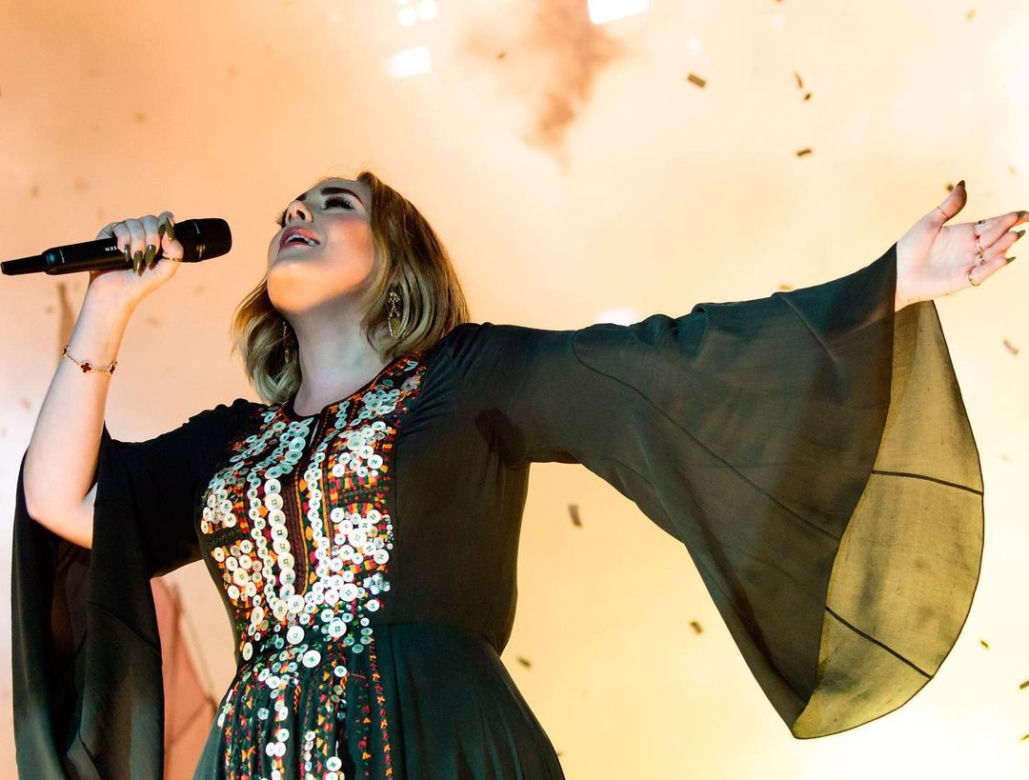 Adele odwolała koncerty bo nie chciała fruwać nad basenem na scenie