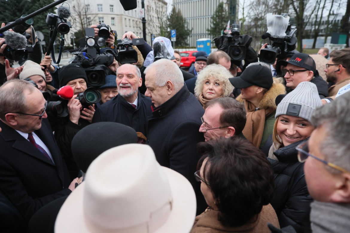 Przepychanki przed Sejmem. Wąsik i Kamiński przed zamkniętymi drzwiami 