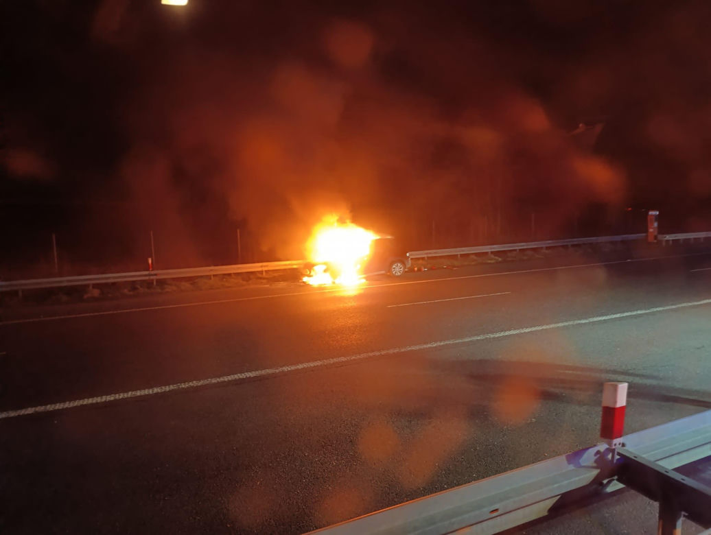 Pożar na autostradzie A2. Na pomoc popędziły trzy zastępy strażaków