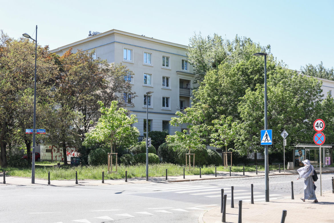 Warszawa dawniej i dziś. Kiedyś stał tu luksusowy gmach i tętniło życie. Niezwykłe losy kamienicy przy Nowolipiu 64