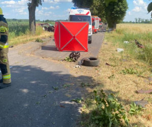 Otarł się o drzewo, a następnie wjechał w rowerzystę! Śmierć pod Obornikami