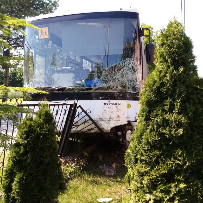 Groźny wypadek autobusu z dziećmi! Kierowca wjechał w ogrodzenie. Śmigłowiec LPR w akcji