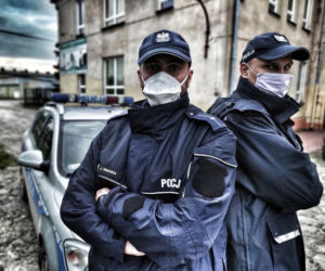 Szczuczyn. Policjanci uratowali mężczyznę z pożaru [ZDJĘCIA]
