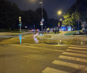 Woda zalała całą ulicę. Awaria wodociągowa na Bielanach