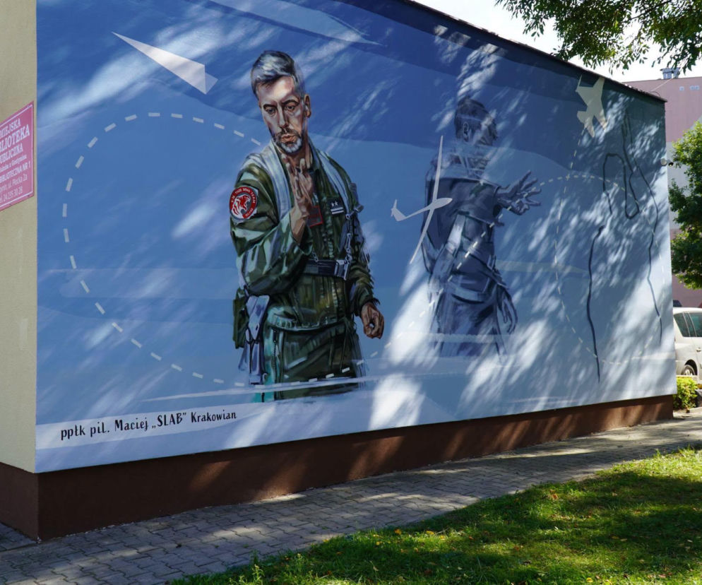 Mural pilota Macieja Slab Krakowiana na ścianie biblioteki w Gostyninie. O projekcie przeczytasz na Eska Warszawa.