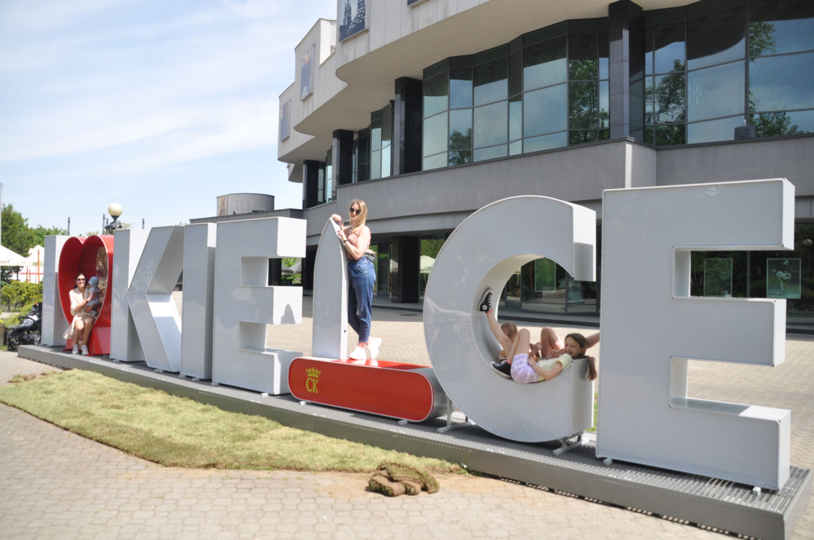 Serce i scyzoryk obok Kieleckiego Centrum Kultury