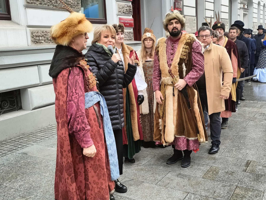 Polonez dla Łodzi. Setki łodzian we wspólnym tańcu [ZDJĘCIA]