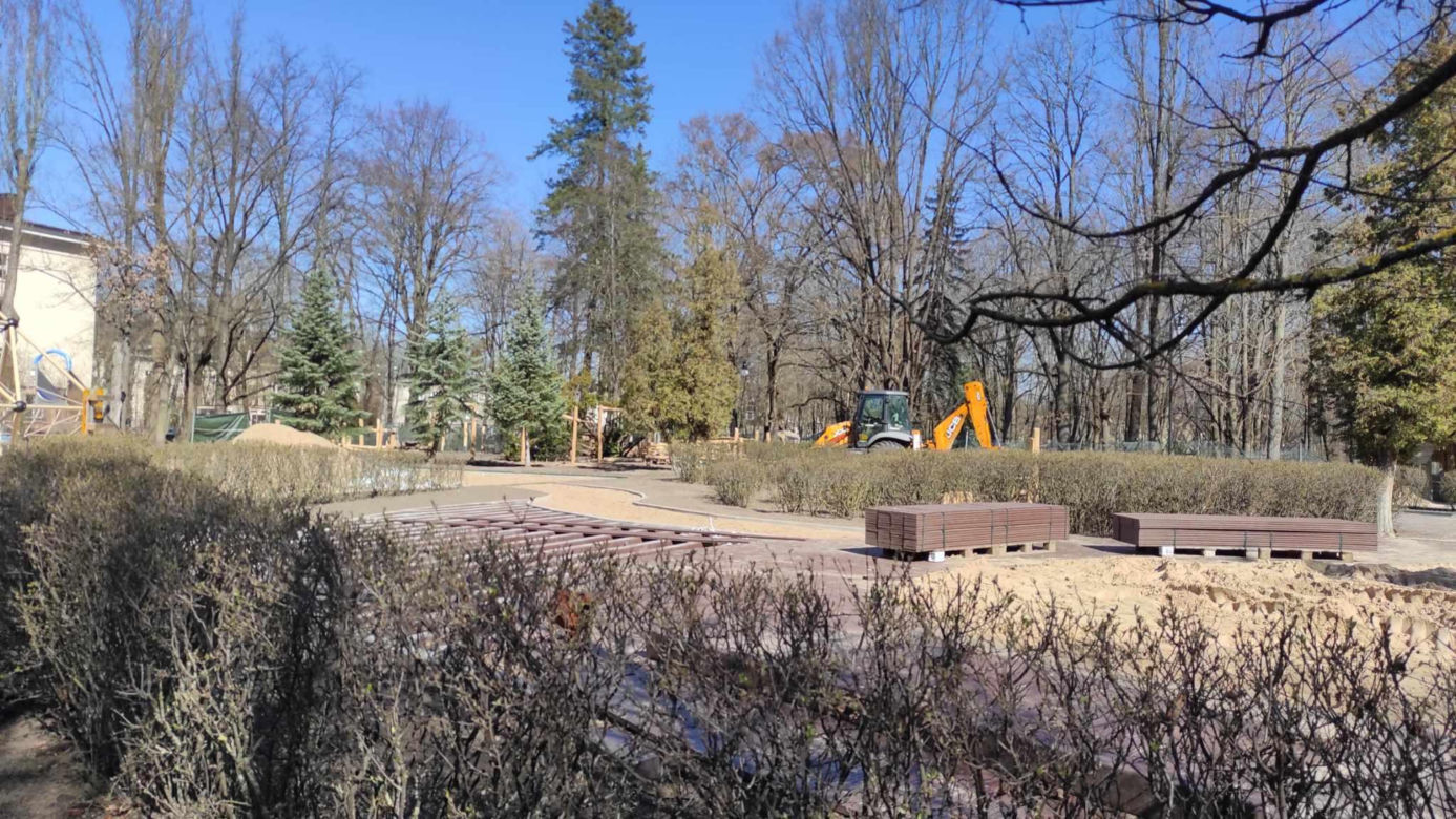 Dzieci będą miały nowe miejsce do zabawy. W Białymstoku powstaje piękny plac zabaw