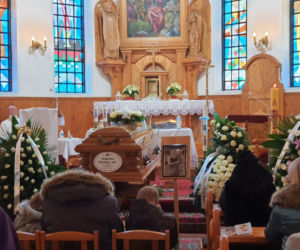 Pogrzeb ofiar wypadku pod Tarczynem. Anielka i Jaś spoczną z mamusią w jednym grobie