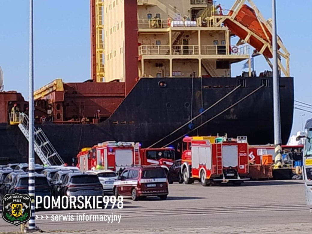 Pożar statku w Nowym Porcie w Gdańsku. Jednostka pływa pod banderą Cypru, a na jej pokładzie przebywało 25 członków załogi