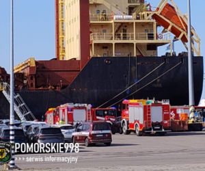 Pożar statku w Nowym Porcie w Gdańsku. Jednostka pływa pod banderą Cypru, a na jej pokładzie przebywało 25 członków załogi