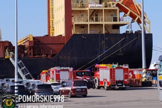 Pożar statku w Nowym Porcie w Gdańsku. Jednostka pływa pod banderą Cypru, a na jej pokładzie przebywało 25 członków załogi