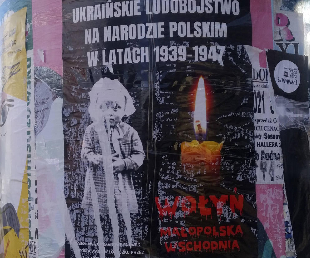 Plakat o zbrodni wołyńskiej z wizerunkiem dziecka i zniczem. O pamięci o ofiarach przeczytasz na SE Portal Obronny.