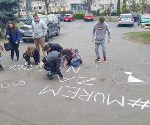 Murem za nauczycielami. Bydgoscy uczniowie wspierają belfrów w ich strajku! [ZDJĘCIA]