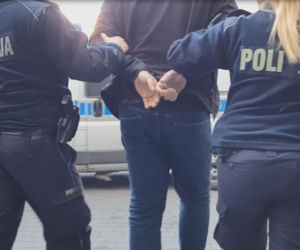 Wyciągnął matkę z domu na ulicę i skatował?! Podejrzany zatrzymany 