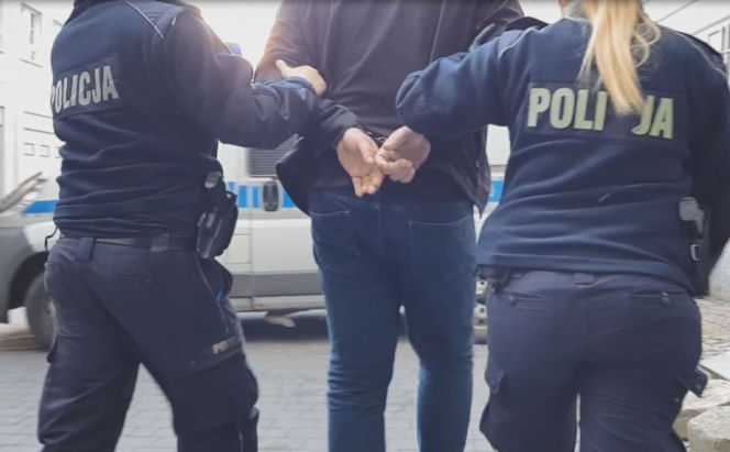 Wyciągnął matkę z domu na ulicę i skatował?! Podejrzany zatrzymany 