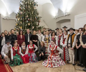 Uczniowie z Zakopanego ubrali choinkę w Pałacu Prezydenckim. Córka Pierwszej Damy skradła show!