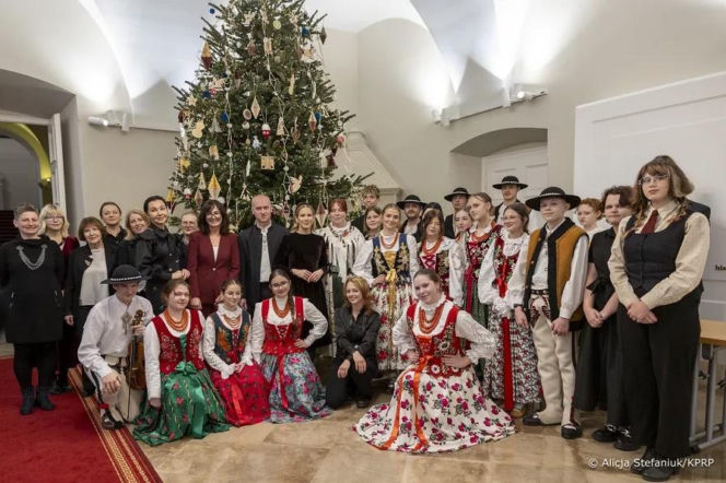 Uczniowie z Zakopanego ubrali choinkę w Pałacu Prezydenckim. Córka Pierwszej Damy skradła show!