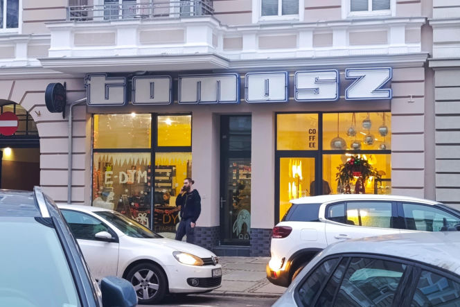 Neon "Tomasz" na ul. Rayskiego odzyskał dawny blask