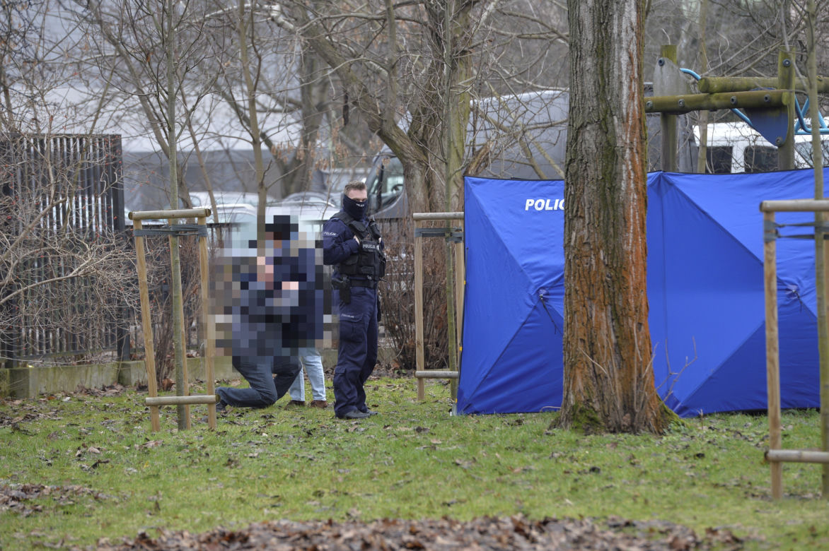Tragedia na Mokotowie. Zwłoki młodziutkiej kobiety na szkolnym boisku