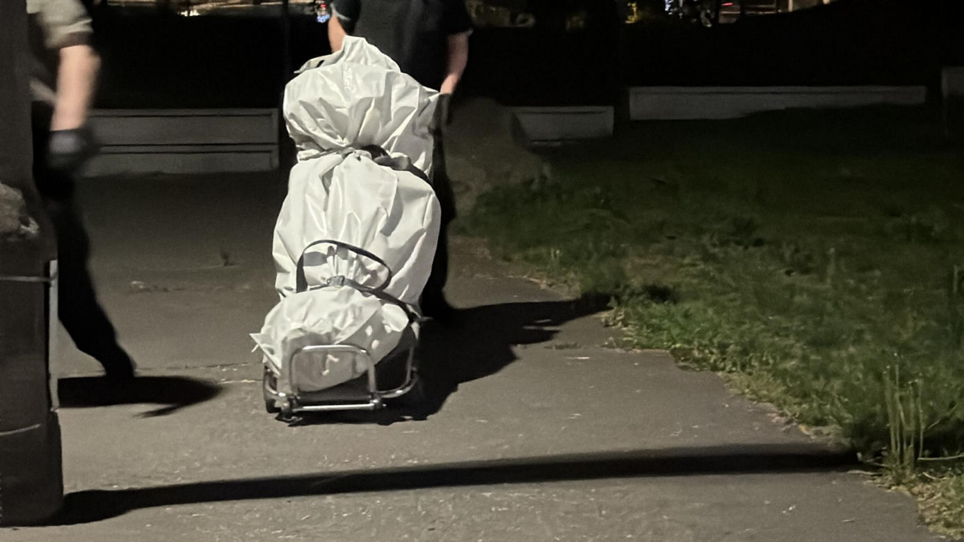 Roman mieszkał z rozkładającym się ciałem brata. Kiedy pojawiły się służby, skoczył z okna i zginął