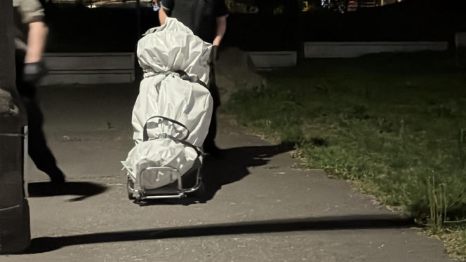 Roman mieszkał z rozkładającym się ciałem brata. Kiedy pojawiły się służby, skoczył z okna i zginął