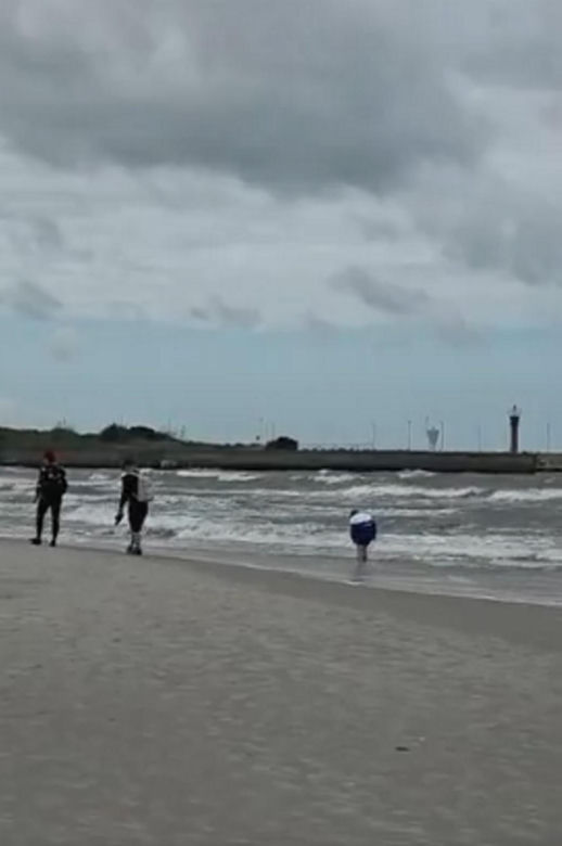 Jak zgubić dziecko na plaży? Właśnie tak! Dyrektor SAR pokazał szokujące nagranie: „Opamiętajcie się!”