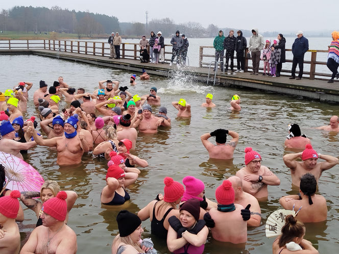 Mazowieckie Morsy otworzyły sezon morsowania 2025/2026 nad zalewem w Siedlcach