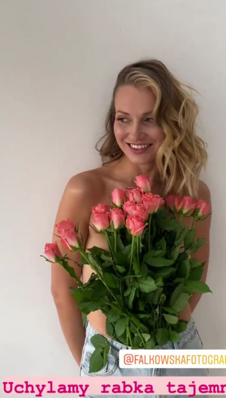 Joanna Moro ma bukiet róż w majtkach