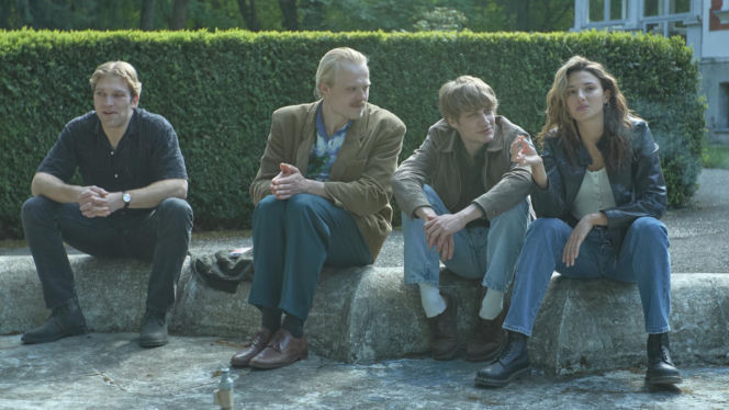 Wojna zastępcza, odc. 1. Zuza (Waleria Gorobets), Budyń (Piotr Witkowski), Gutek (Karol Bernacki), Artur (Mateusz Więcławek)